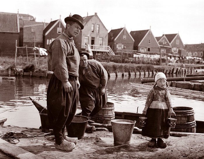 Отец с дочерью на пристани, Маркен, Голландия ХХ век, винтаж, восстановленные фотографии, европа, кусочки истории, путешествия, старые снимки, фото