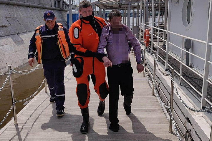 Москвич в офисном костюме на спор прыгнул с моста на Садовом кольце и едва не утонул