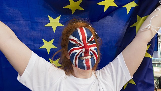 Сторонница членства Великобритании из Евросоюза у арены Уэмбли в Лондоне, перед началом телевизионных дебатов, посвященных референдуму. Архивное фото