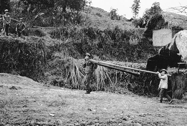 Вьетнамские солдаты переносят противотанковое орудие