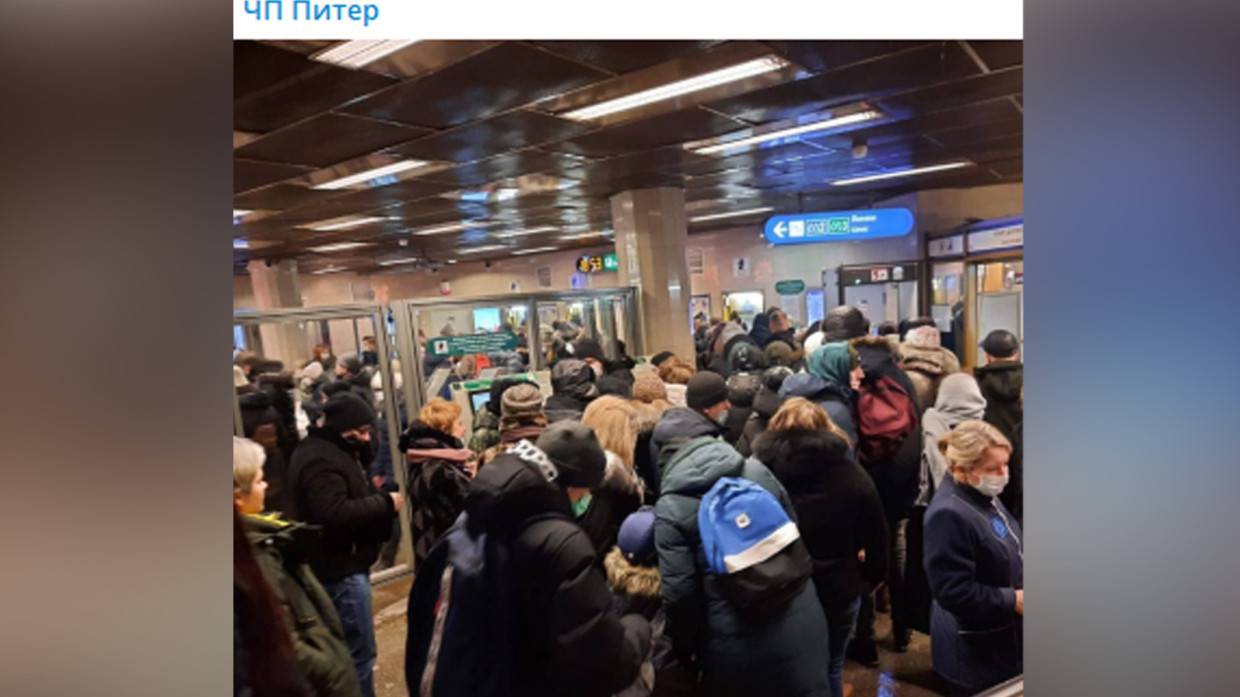 Петербуржцы застряли в очередях из-за поломки турникетов станции метро «Невский проспект»