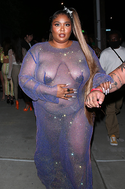 Привет хейтерам: Лиззо провоцирует публику "голым" платьем на вечеринке в Лос-Анджелесе Привет хейтерам: Лиззо провоцирует публику "голым" платьем на вечеринке в Лос-Анджелесе Звездный стиль