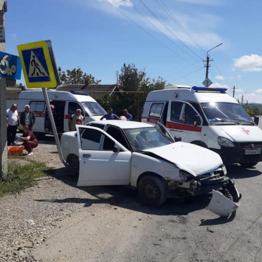 Под Новороссийском в серьезном ДТП пострадали шесть человек