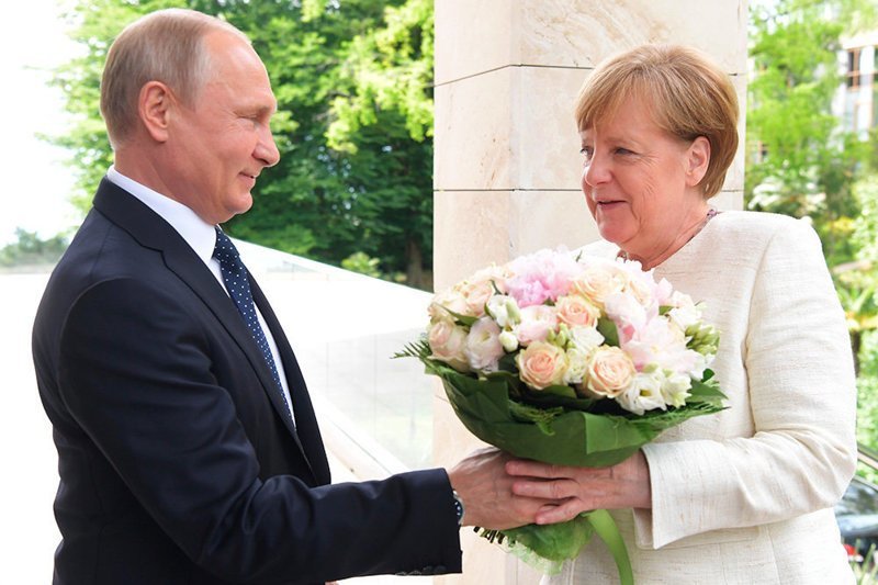 "Хотел напомнить, что она женщина." Букет Путина сочли оскорблением ynews, Меркель, букет, оскорбление, подарок, путин, фото