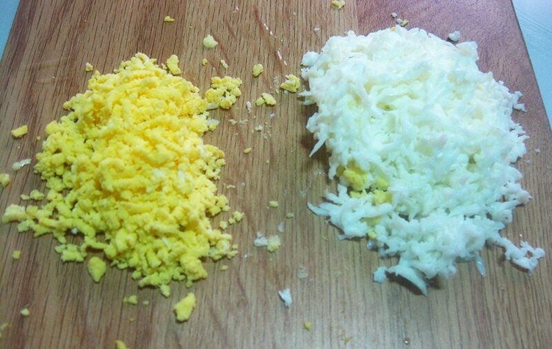 отваренные яйца разделяю на белки и желтки и тру по-отдельности.