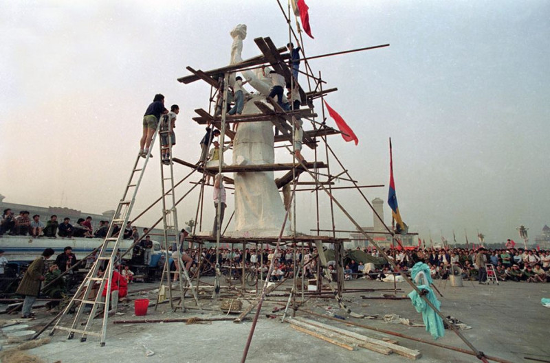 Одна из самых знаменитых фотографий протеста на Тяньаньмэнь-1989. А ведь с обеих сторон противостояния стоят фактически ровесники: студенты и солдаты.-3