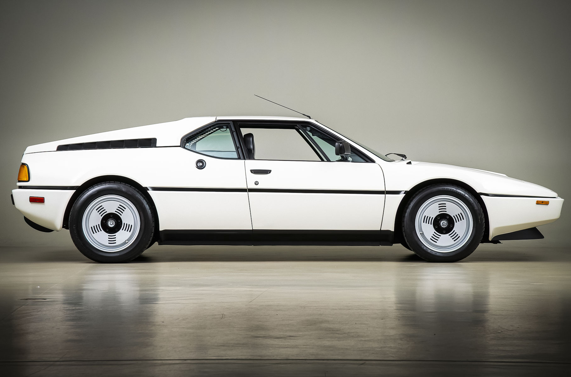 Забытый на 20 лет в гараже редчайший BMW M1 пустят с молотка Забытый на 20 лет в гараже редчайший BMW M1 пустят с молотка Новости