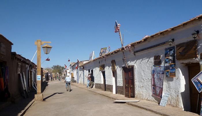 Сан-Педро-де-Атакама, Чили Пустыня Атакама является самой сухой пустыней на Земле. В среднем в год здесь выпадает 10 мм осадков. Растительности, как и обитателей, в пустыне крайне мало, а местами она и вовсе отсутствует. Несмотря на суровость условий, посреди пустыни расположен городок Сан-Педро-де-Атакама, в котором проживает около 5000 человек.