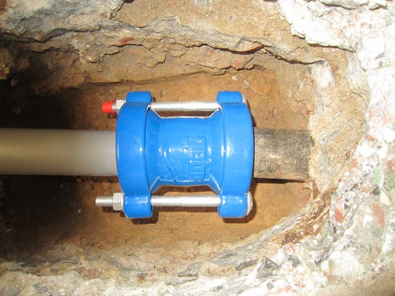 Как соединить металлическую трубу слива ванны с пластиковой канализацией Как соединить металлическую трубу слива ванны с пластиковой канализацией самоделкин,сделай сам,советы