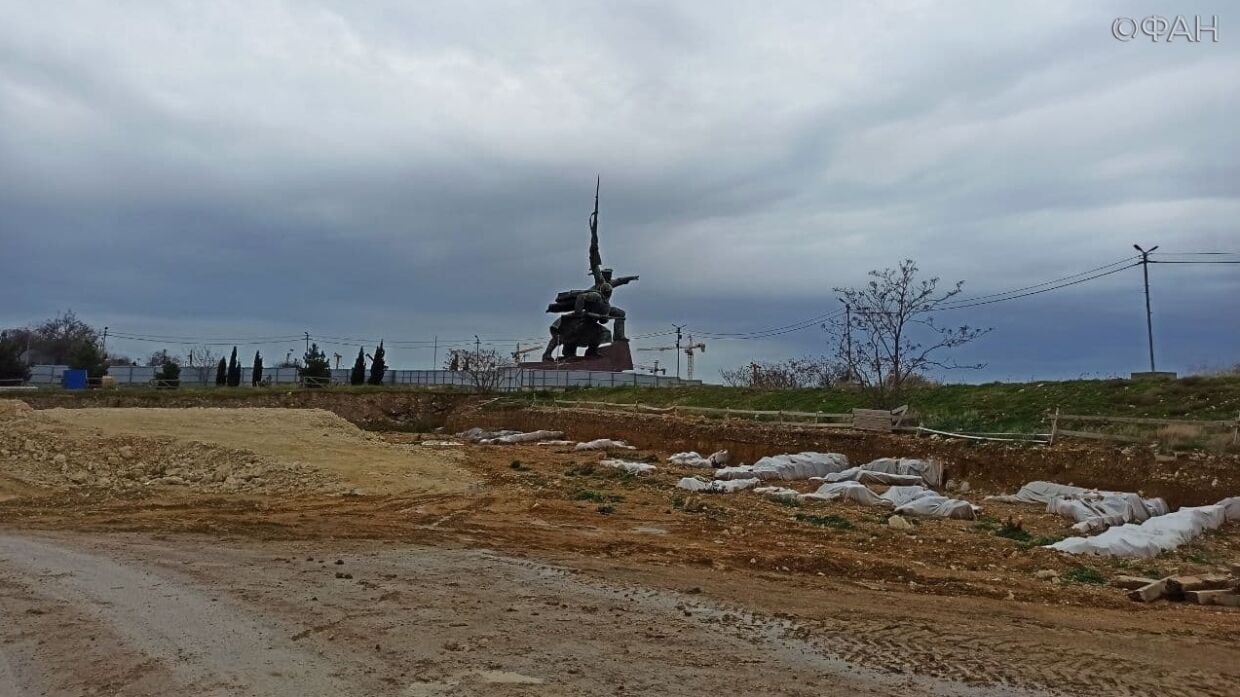 Вандалы не пожалели обелиск в честь Севастополя и разрисовали памятный мемориал