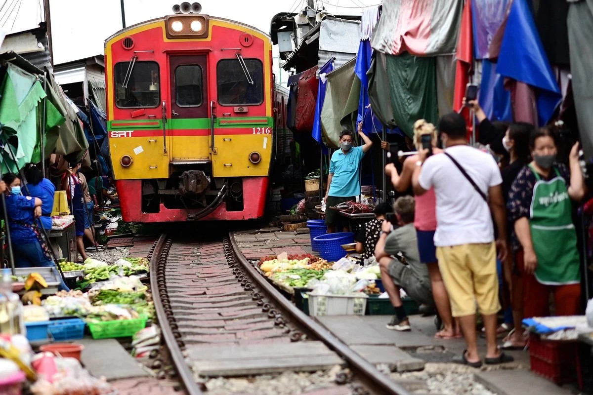 Удивительный рынок Mae Klong на железнодорожных путях в Таиланде