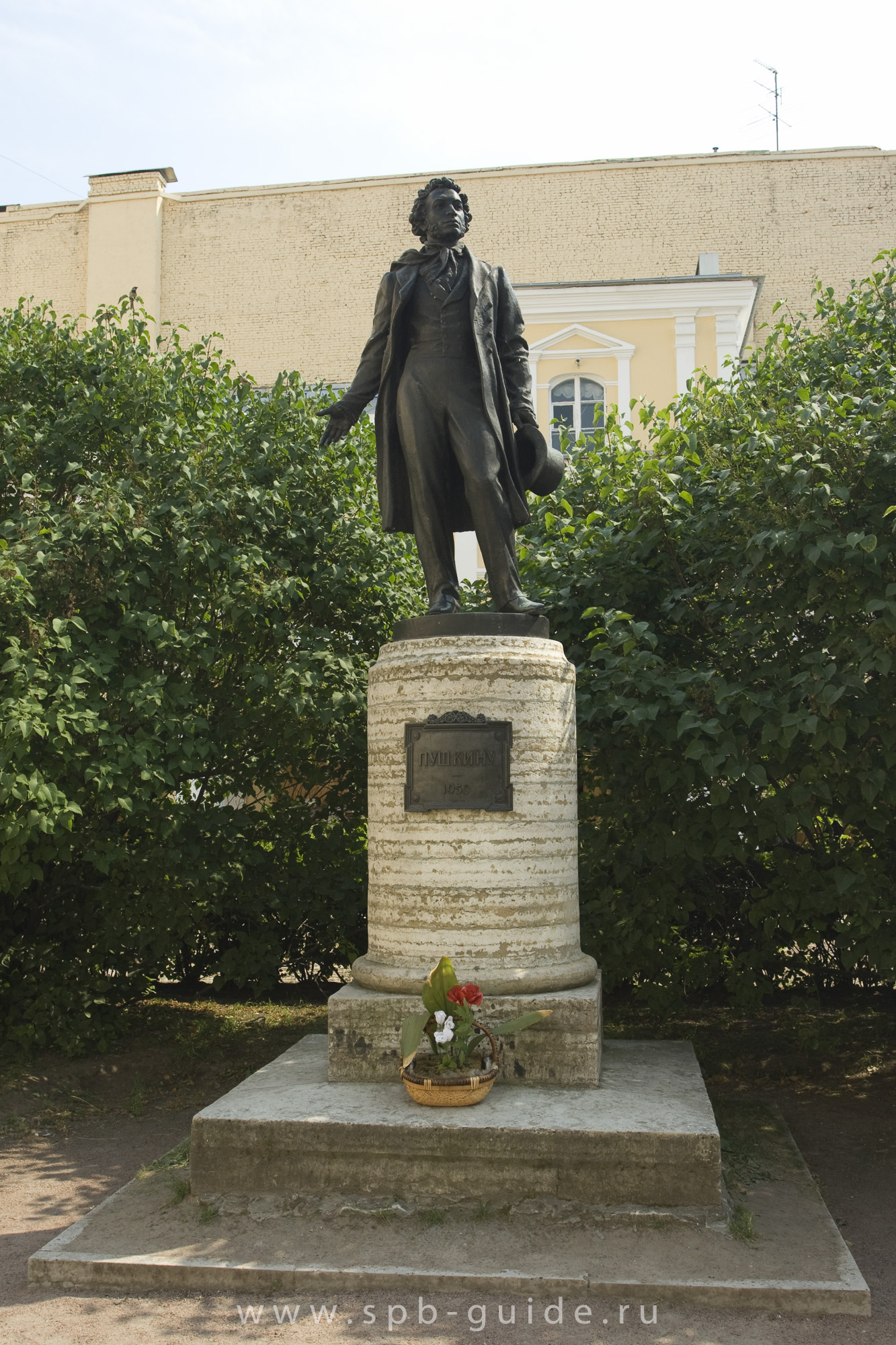 Пушкин жил в санкт петербурге. "Памятник а.с.Пушкина(мойка 12). Памятник Пушкину на мойке 12. Памятник Пушкина СПБ мойка 12. Памятник а. с. Пушкину (Санкт-Петербург, Пушкинская улица).