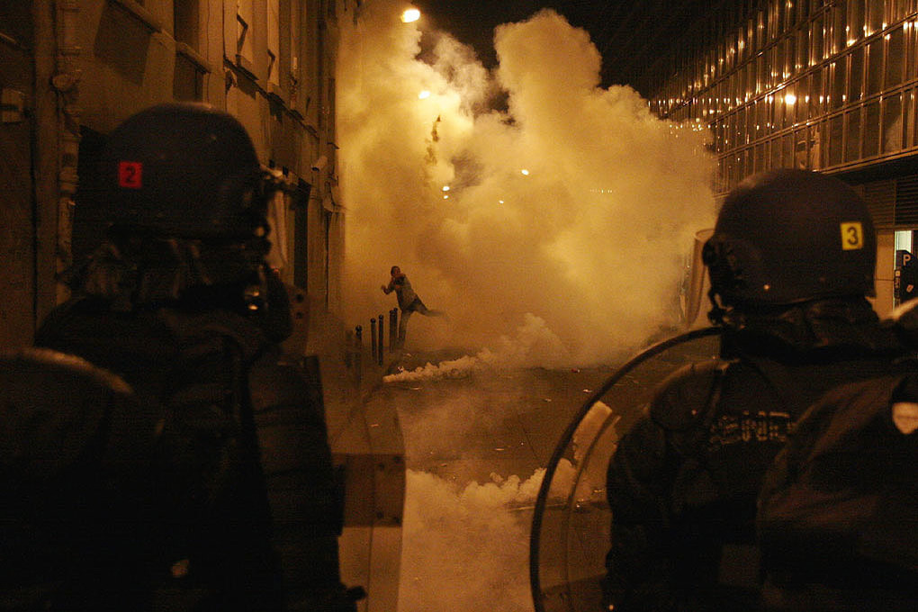 Полиция Парижа начала применять слезоточивый газ для разгона радикалов