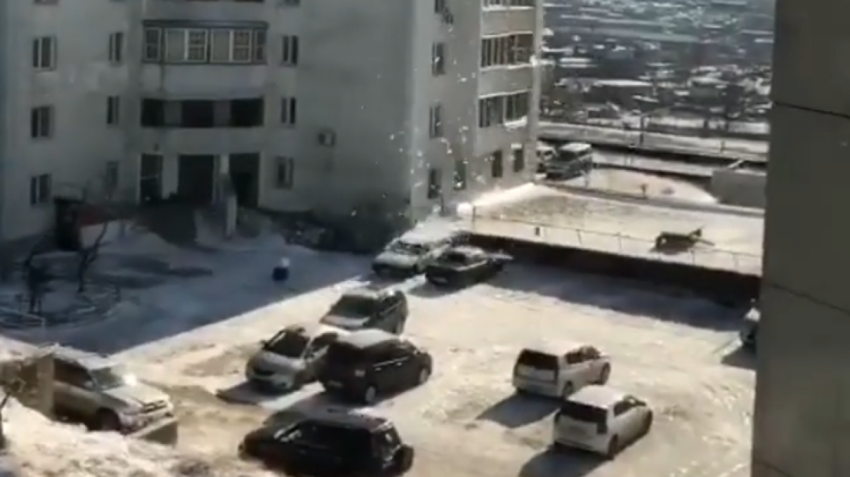 Очередной автомобиль уничтожен ледяной глыбой в Приморье, ФАН публикует видео.