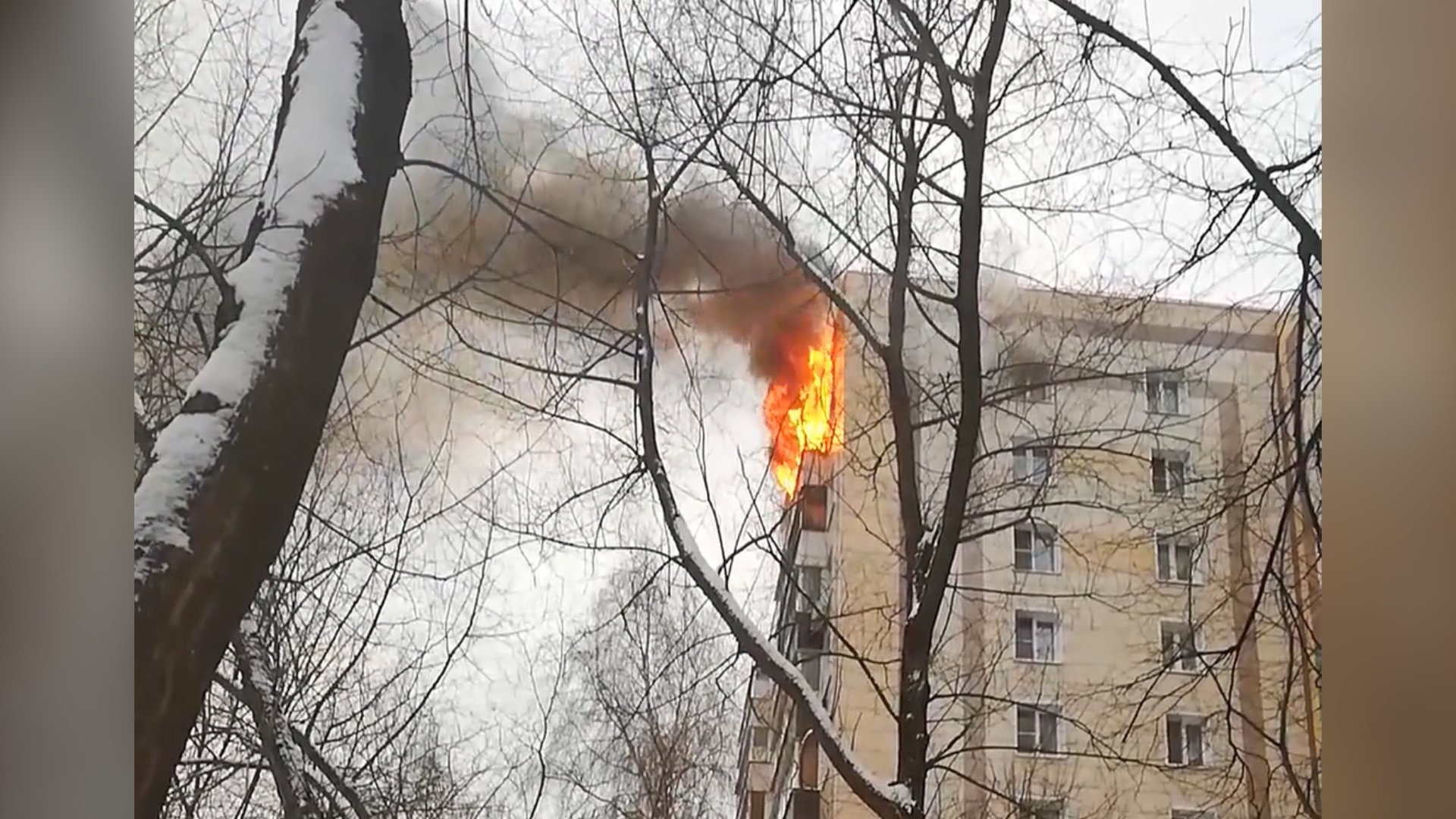 В москве горит дом сегодня. Пожар на тверской 24. Пожар на тверской москва. Пожар тверская улица 2020 2 июля. Пожар в здании повышенной этажности.