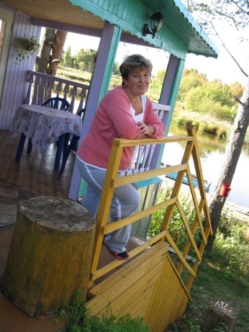Из пенсионеров в предприниматели: пара построила душевный семейный отель на воде в вологодской деревне