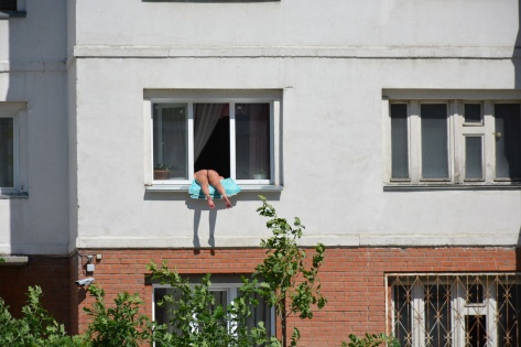 Жителей Кропоткина смутила торчащая из окна полуголая женщина (фото)
