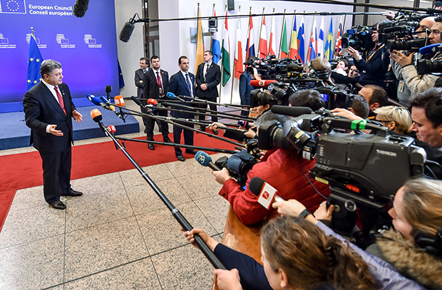Петр Порошенко выступает перед журналистами после встречи с лидерами стран — членов ЕС на саммите ЕС в Брюсселе. Фото: Николай Лазаренко/РИА Новости