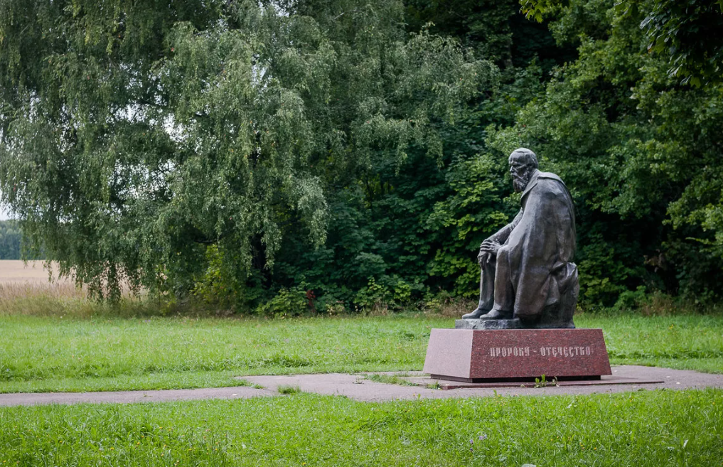 Даровое, памятник Достоевскому