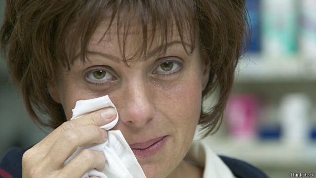 Женщина, страдающая от аллергии