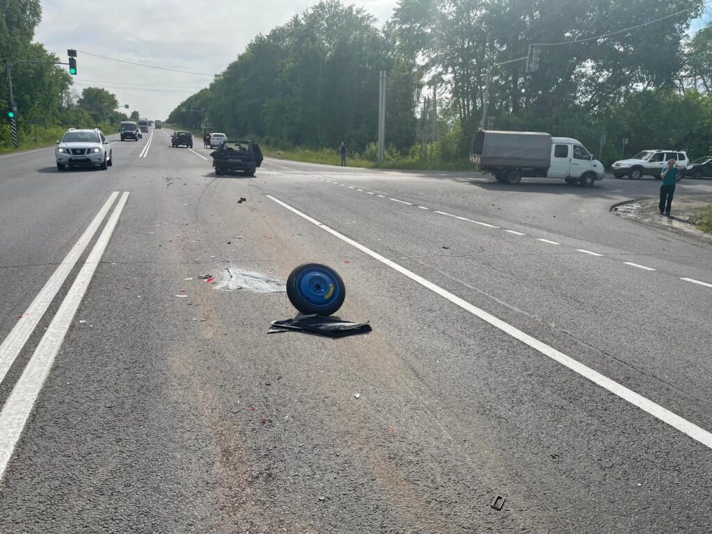 Опубликованы фото с места ДТП с 4 пострадавшими под Рязанью