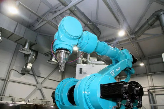 «Роскосмоса» показал робота, который будет собирать двигатели РД-191 для ракет семейства «Ангара».