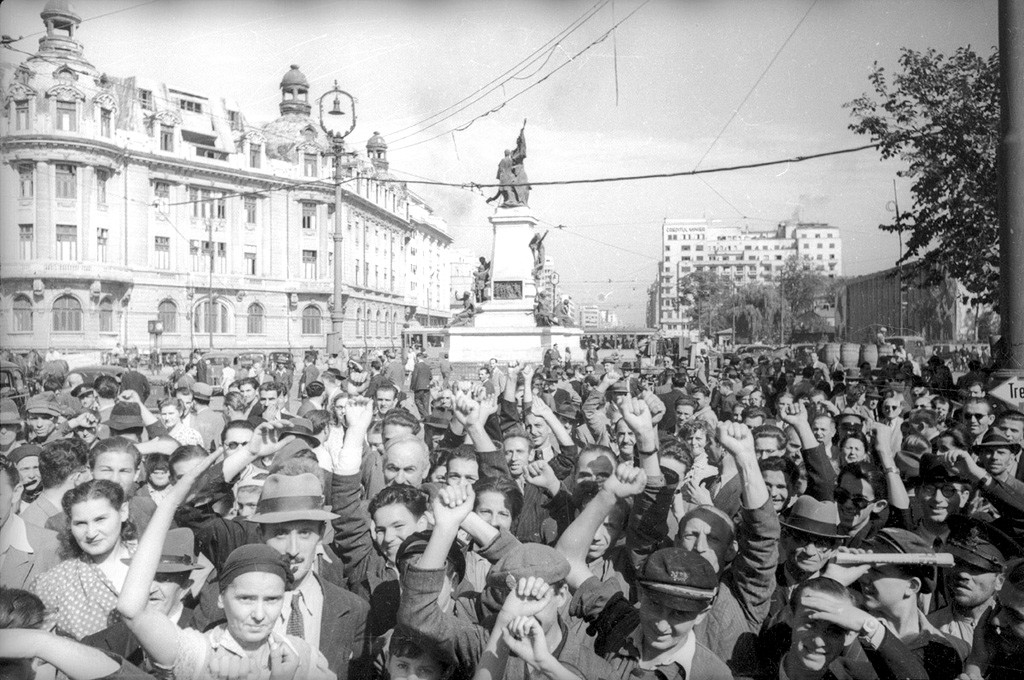 Освобожденная Европа через объективы советских фотографов жителями, Красной, Бойцы, Советские, Берлин, освобожденная, Белграде, югославские, бойцы, Варшавская, битва, сражаются, окрестностях, Будапешта9, Семья, Фронтовые, гетто, Кудашов, Цепном, мосту