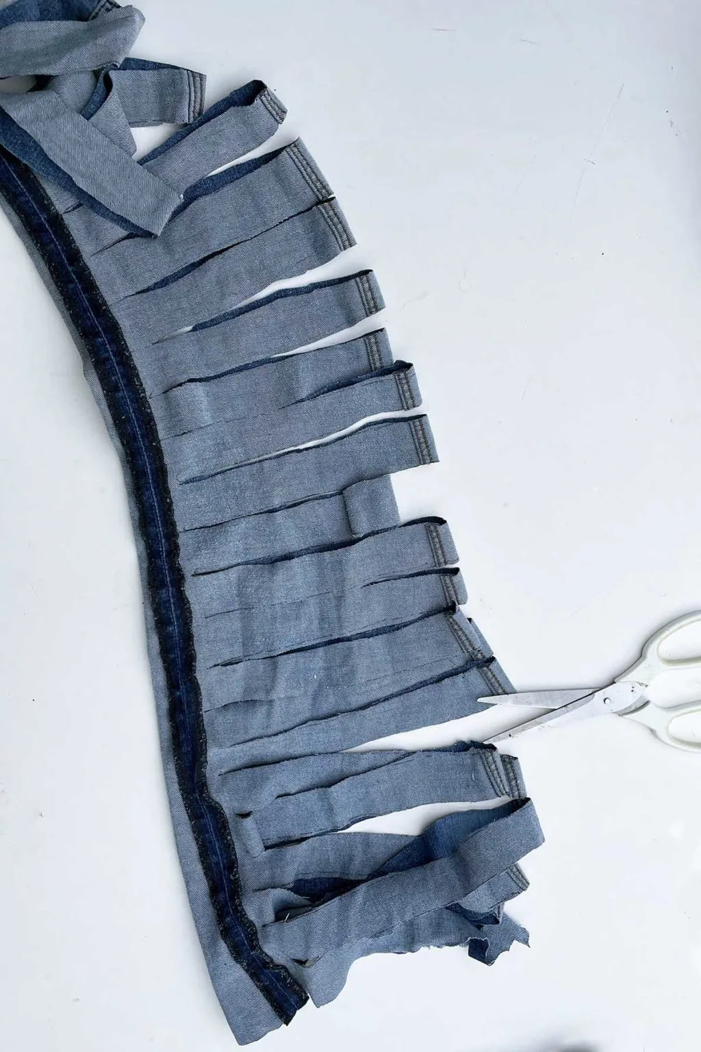 Уникальный способ сделать прикроватный коврик из джинсов простым способом джинсовой, пряжи, веревки, конец, через, джинсов, ткань, оберните, коврика, можно, пряжей, свободный, протяните, метров, предыдущий, витки, штанину, ткани, будет, коврик