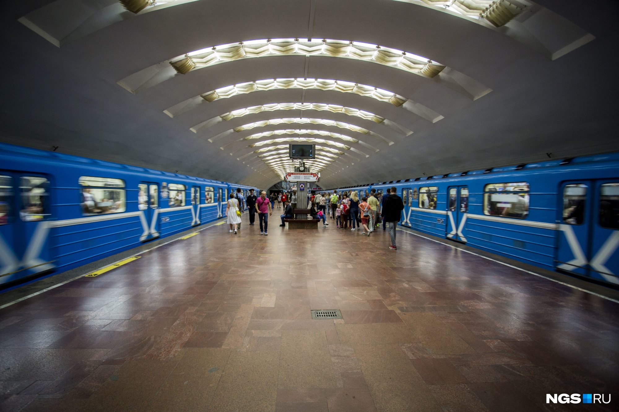 Когда открыли метро в новосибирске. Метрополитен Новосибирск МУП. Метро Новосибирск внутри. Новосибирский метрополитен красивая станция. Метро Новосибирск 2009.