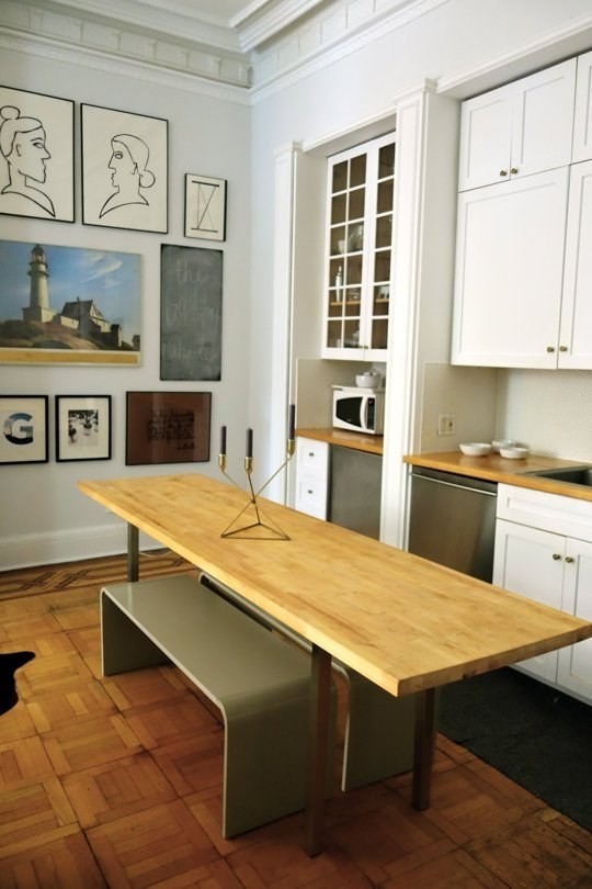7. Если у вас на кухне чуть побольше места, поставьте вот такой длинный стол – на нем удобно готовить и будет куда усадить гостей  интерьер, квартира, советы, хитрости