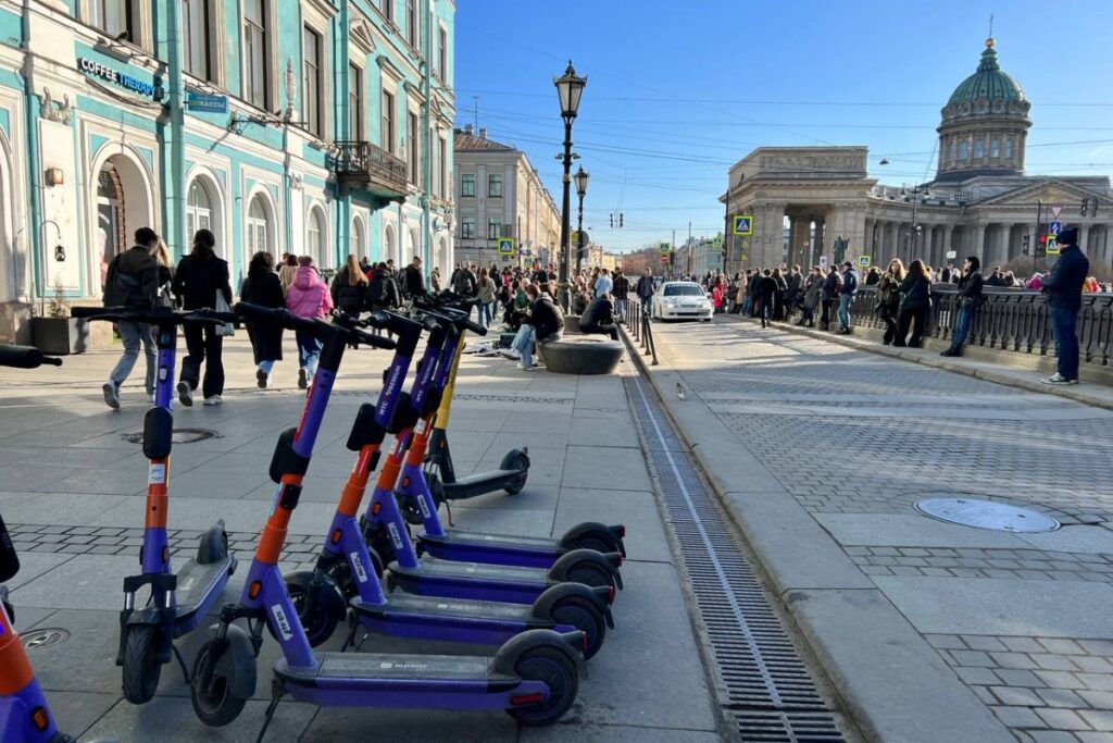 Сбивший женщину водитель самоката выплатит ей 1,6 млн рублей