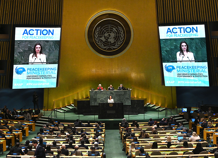 Выступление на заседании ООН и шопинг с детьми: как Анджелина Джоли провела выходные Звезды,Новости о звездах