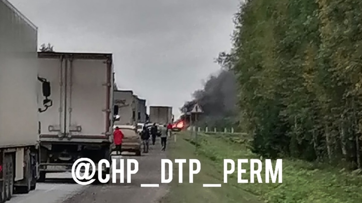 Огромная пробка образовалась под Пермью из-за жуткого ДТП с большегрузом