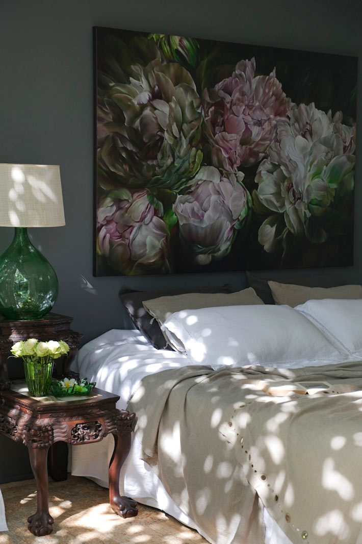 Красивое сочетание черных стен и цветов в дизайне спальной комнаты фото