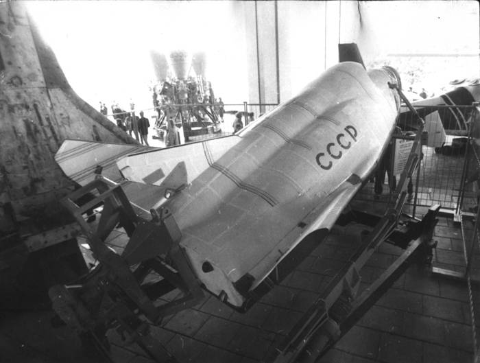 Орбитальный самолёт БОР-4 на выставке «Авиация-90» на ВДНХ (Москва). Фото В.В. Лебедева