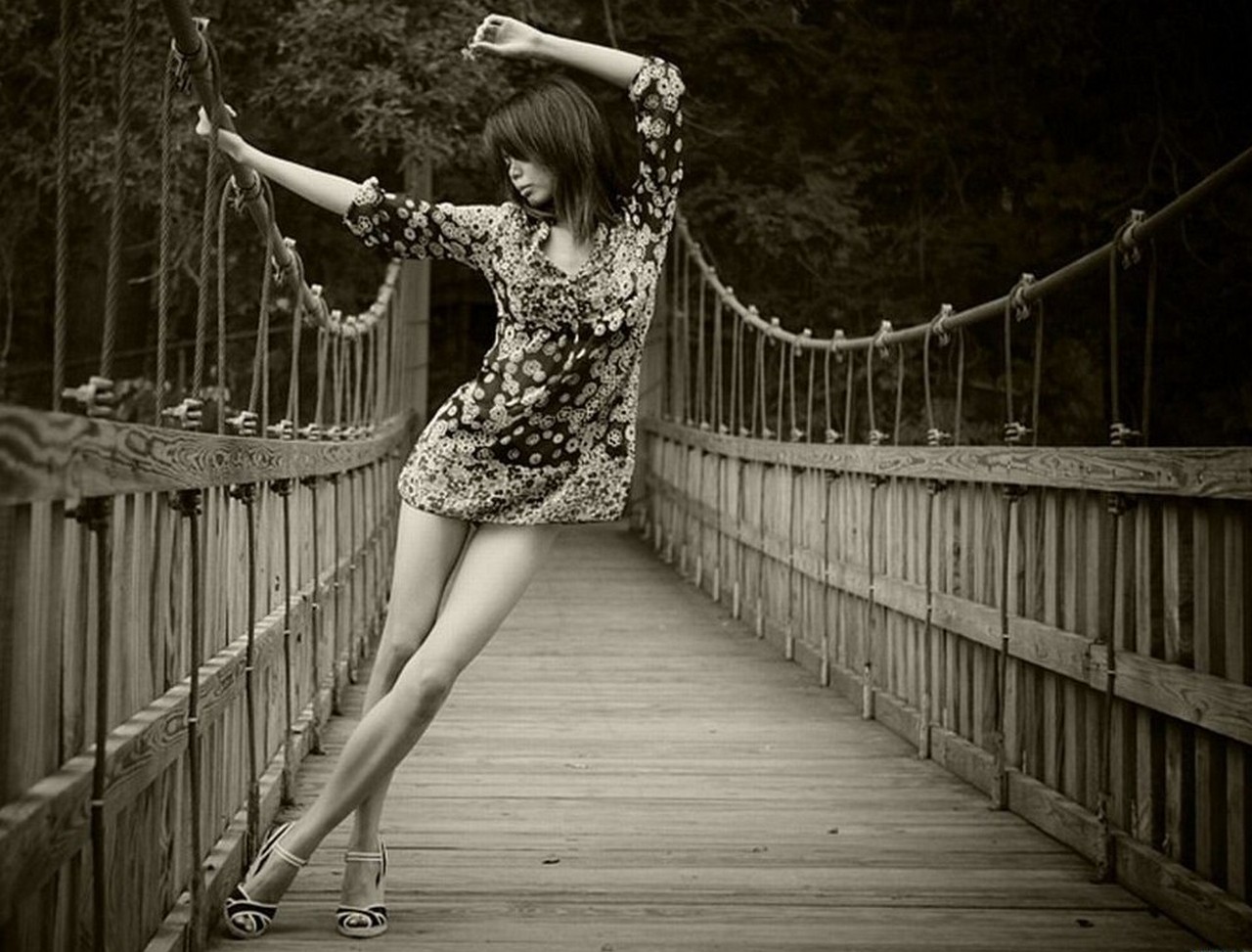 Girl span. Девушка на мосту. Фотосессия на мосту девушка. Фотосессия на подвесном мосту. Фотосессия на мостике девушка.