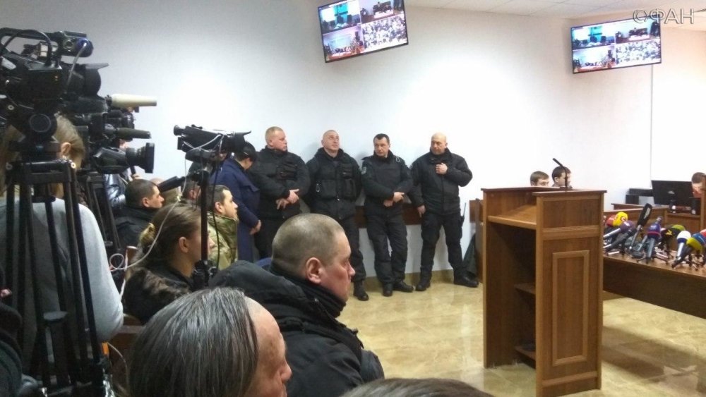 Спустя примерно два часа после начала процесса Савченко объявила, что начинает голодовку