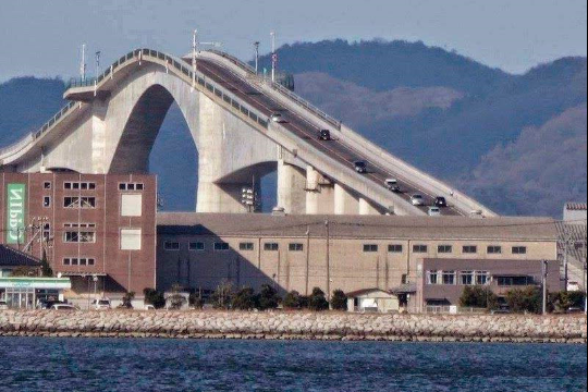 Мост, на который боятся заезжать Мацуэ, фотошоп, другой, чтобы, метров, подъем, дорога, моста, между, слишком, города, автомобилисты, японских, соединяет, отправляются, который, которой, рабочий, съезжаете Как, странно
