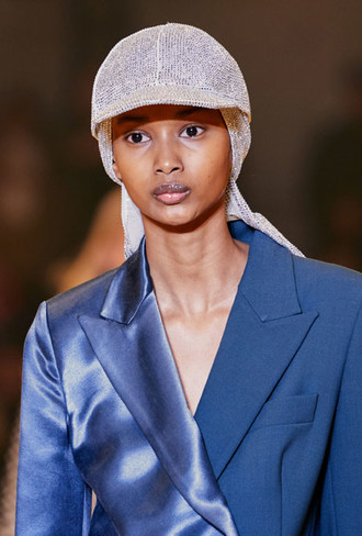 Пушистые шляпы, ушанки и бейсболки без козырька: самые модные головные уборы сезона 