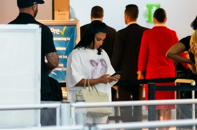 Ким Кардашьян в ярком костюме на пляже в Коста-Рике Звездный стиль