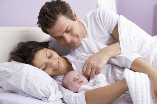 Счастливые родители с ребенком