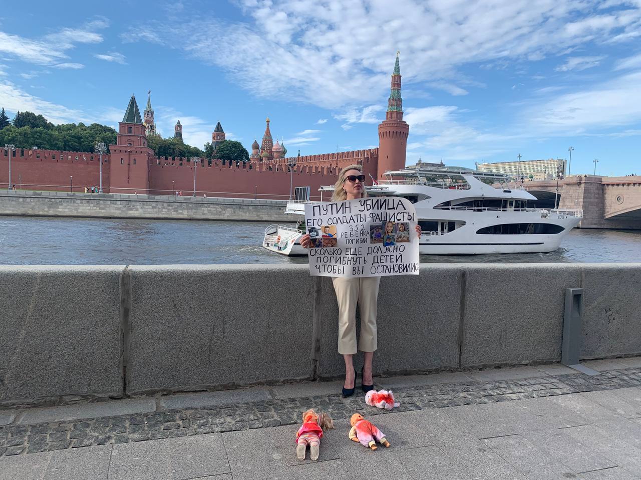 Вернувшаяся в Россию Овсянникова пошла на новый скандал – теперь напротив Кремля колонна