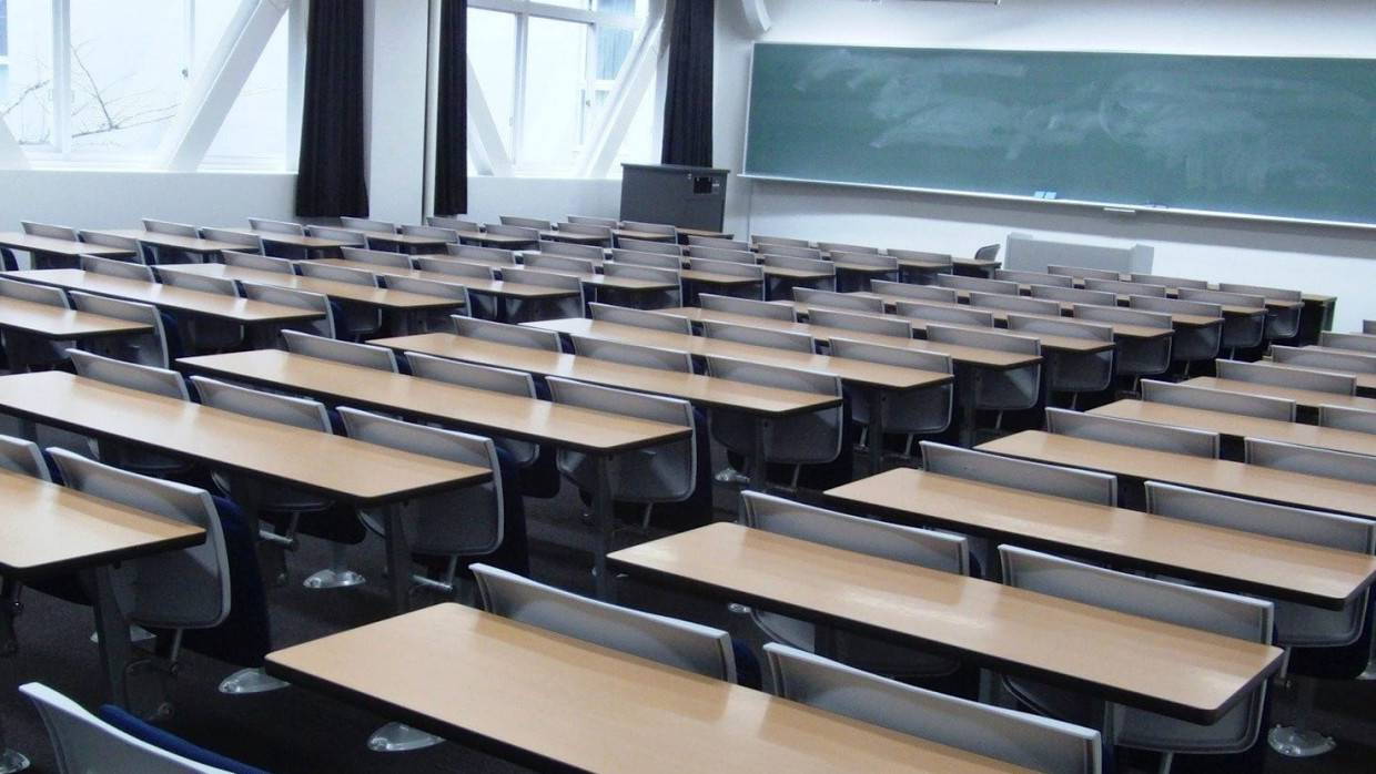 Учеников лицея №1 в Южно-Сахалинске эвакуировали из-за пожара