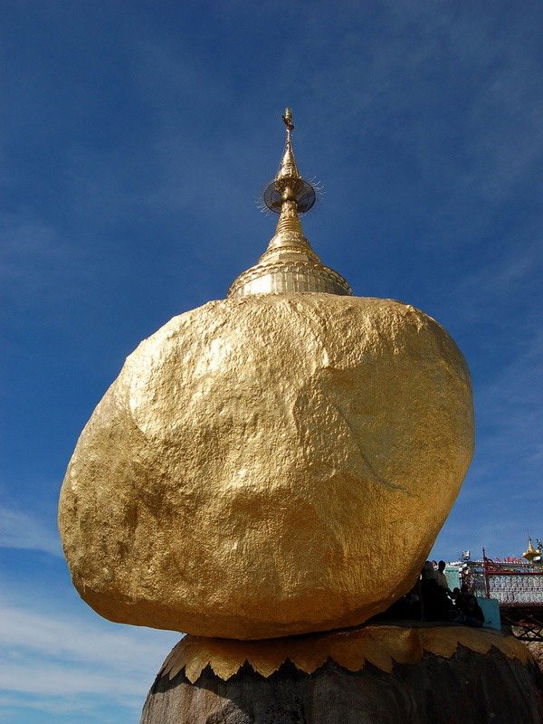 Необъяснимо, но факт: Золотой камень в Мьянме, который плевать хотел на законы физики может, подойти, названием, Чайттийо, только, можно, самом, Однако, валуне, который, позволяют, подарок, скале, намертво, закрепил, положил, Камень, имеет, метров, ценный