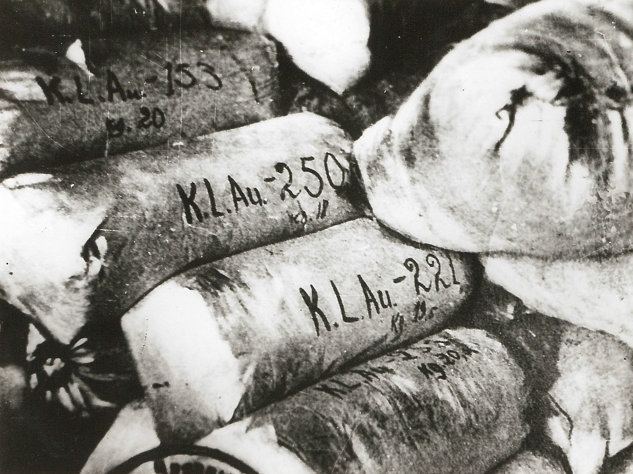1944. Тюки с волосами убитых женщин из концлагеря Аушвиц, приготовленные для производства матрасов