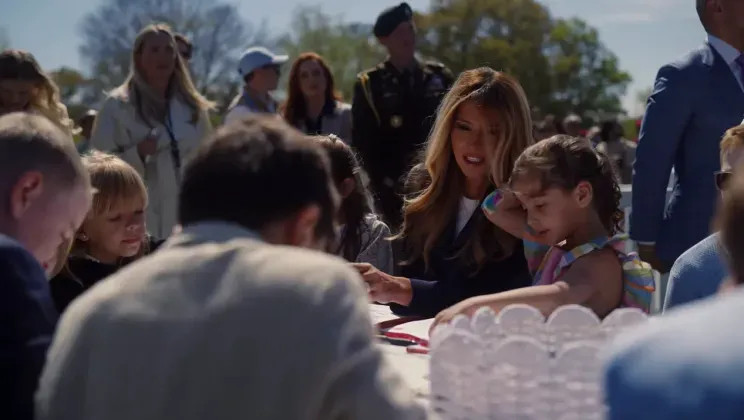 Большой кролик, разноцветные яйца и детские рисунки: как Дональд и Мелания Трамп отметили Пасху Трамп, ТрампМелания, Дональд, Мелания, президент, ТрампДональд, мероприятия, Белого, детьмиМелания, приняли, участие, сорока, праздника, оформление, тысяч, журналистами, около, подготовили, важной, пообщаться