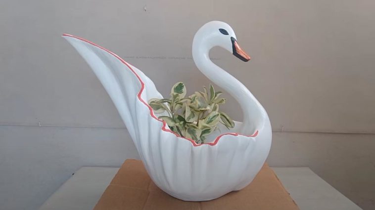 Как сделать декоративное кашпо для сада в виде лебедя