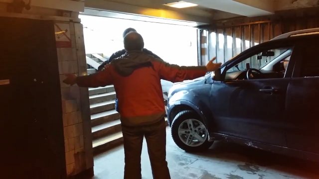 Дед заехал в подземный переход в Петербурге Дед заехал в подземный переход в Петербурге
