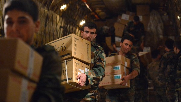 Российские военные выдали гумпомощь жителям Алеппо и провинции Латакия