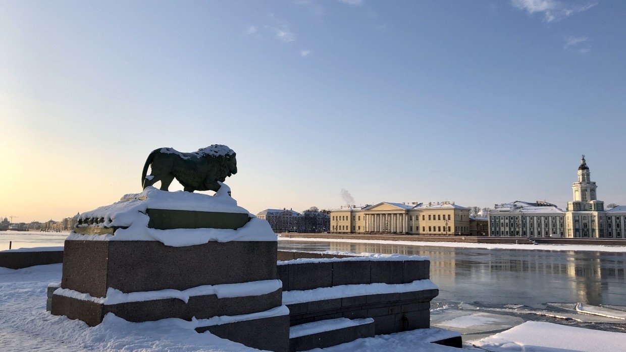 Заморозки в спб. Морозный Питер. Небольшой снег в Петербурге. Зимний парапет в Петербурге.